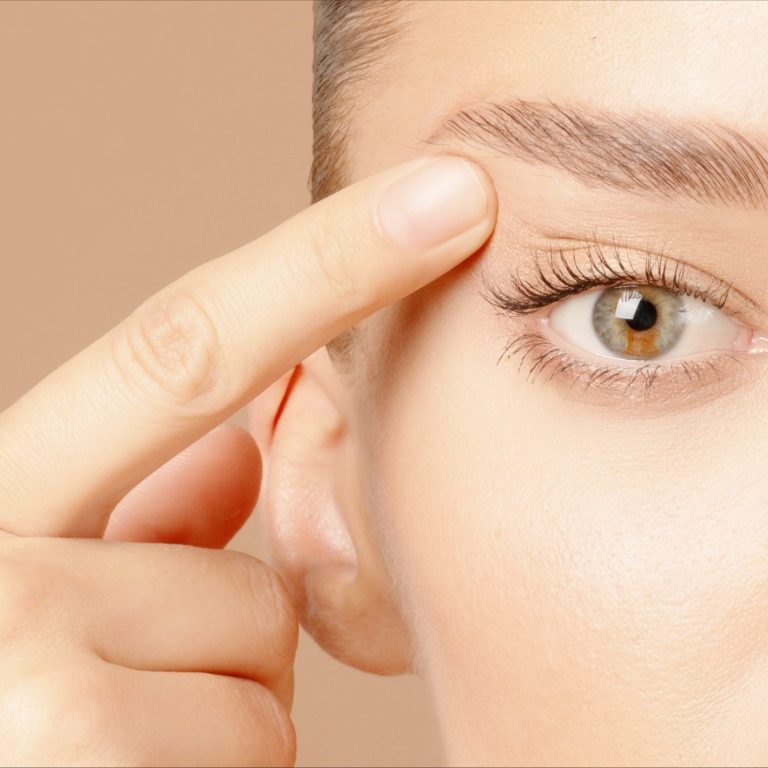 Aptos Fadenlifting zur Gesichtsstraffung. Praxis für Ästhetik und Anti-Aging, Hamburg-Eppendorf. Profilansicht einer Frau mit sanften Gesichtszügen und einem grafischen Linienmuster.