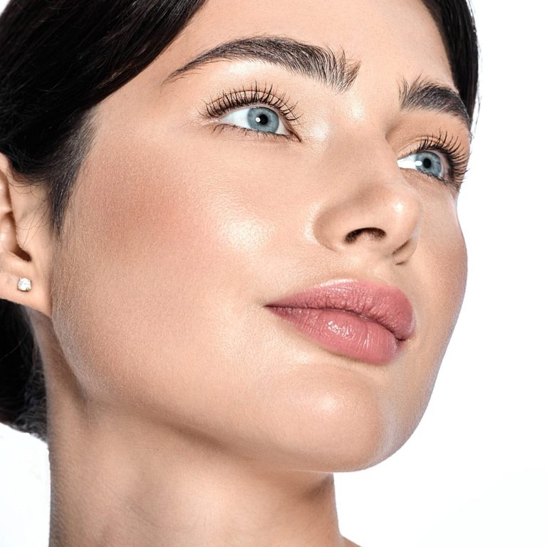 Lippenunterspritzung. Praxis für Ästhetik und Anti-Aging, Hamburg-Eppendorf Porträt einer Frau mit frischer Haut und blauen Augen, die leicht nach oben blickt.