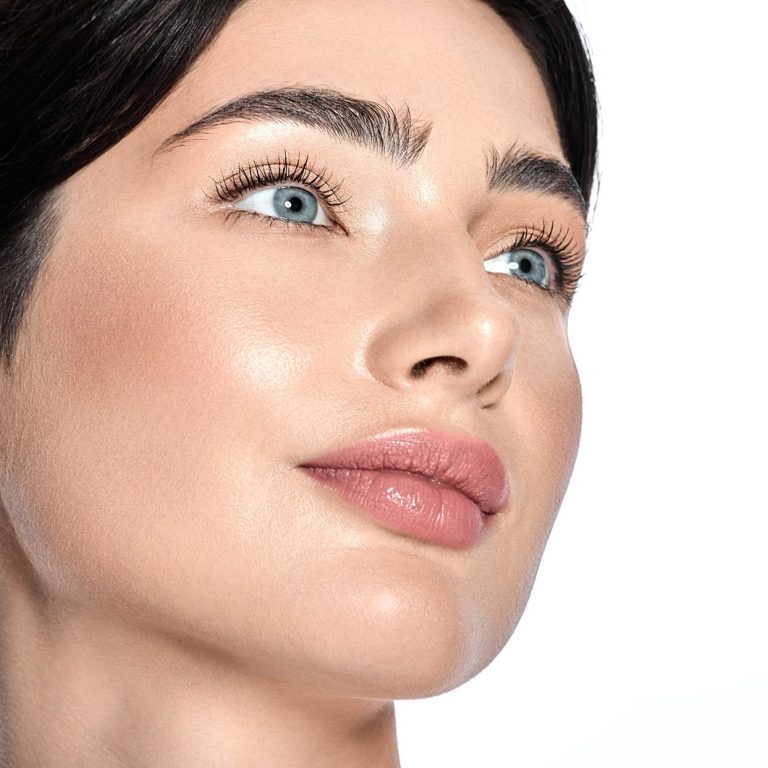 Lippenunterspritzung. Praxis für Ästhetik und Anti-Aging, Hamburg-Eppendorf Porträt einer Frau mit frischer Haut und blauen Augen, die leicht nach oben blickt.